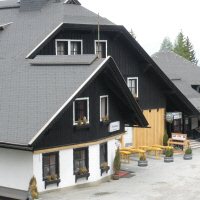 Ingang hotel met terrasje